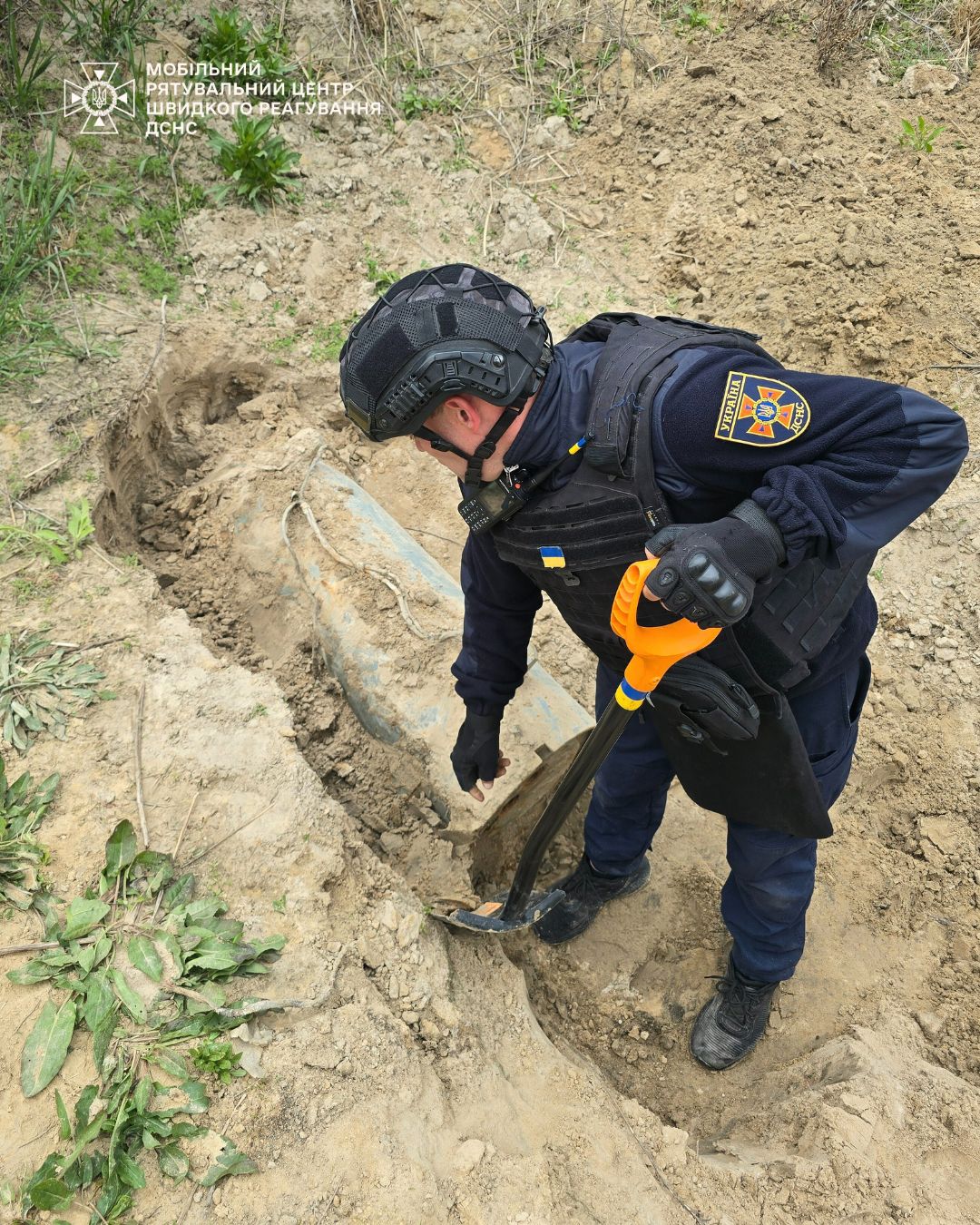 У полі на Київщині вилучили бойову частину крилатої ракети (фото, відео)