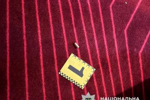 Слідчі вручили підозру чоловікові, який вчинив стрілянину в готелі Святошинського району Слідчі вручили підозру чоловікові, який вчинив стрілянину в готелі Святошинського району