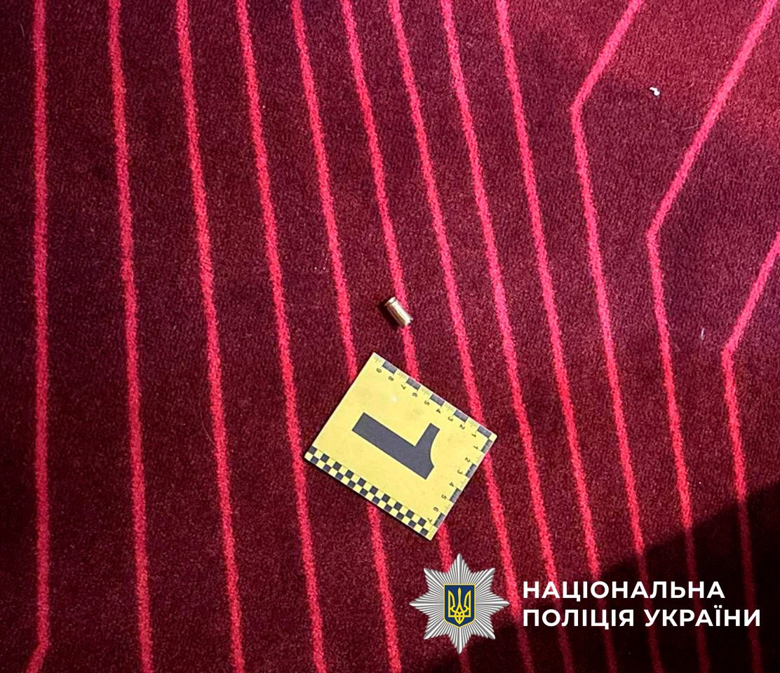 Слідчі вручили підозру чоловікові, який вчинив стрілянину в готелі Святошинського району
