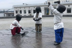В столиці до Дня вишиванки переодягнули скульптури малюків-засновників Києва (фото) В столиці до Дня вишиванки переодягнули скульптури малюків-засновників Києва (фото)