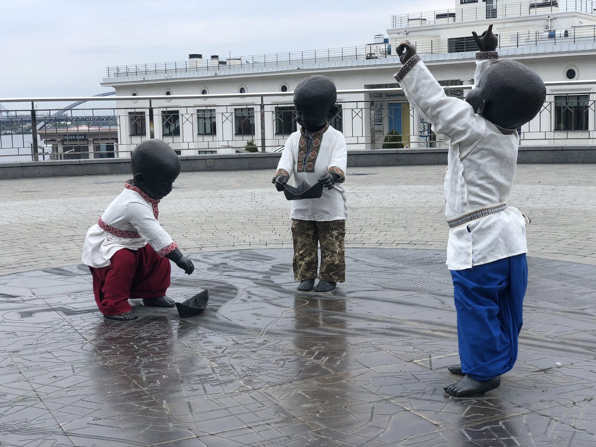 В столиці до Дня вишиванки переодягнули скульптури малюків-засновників Києва (фото)