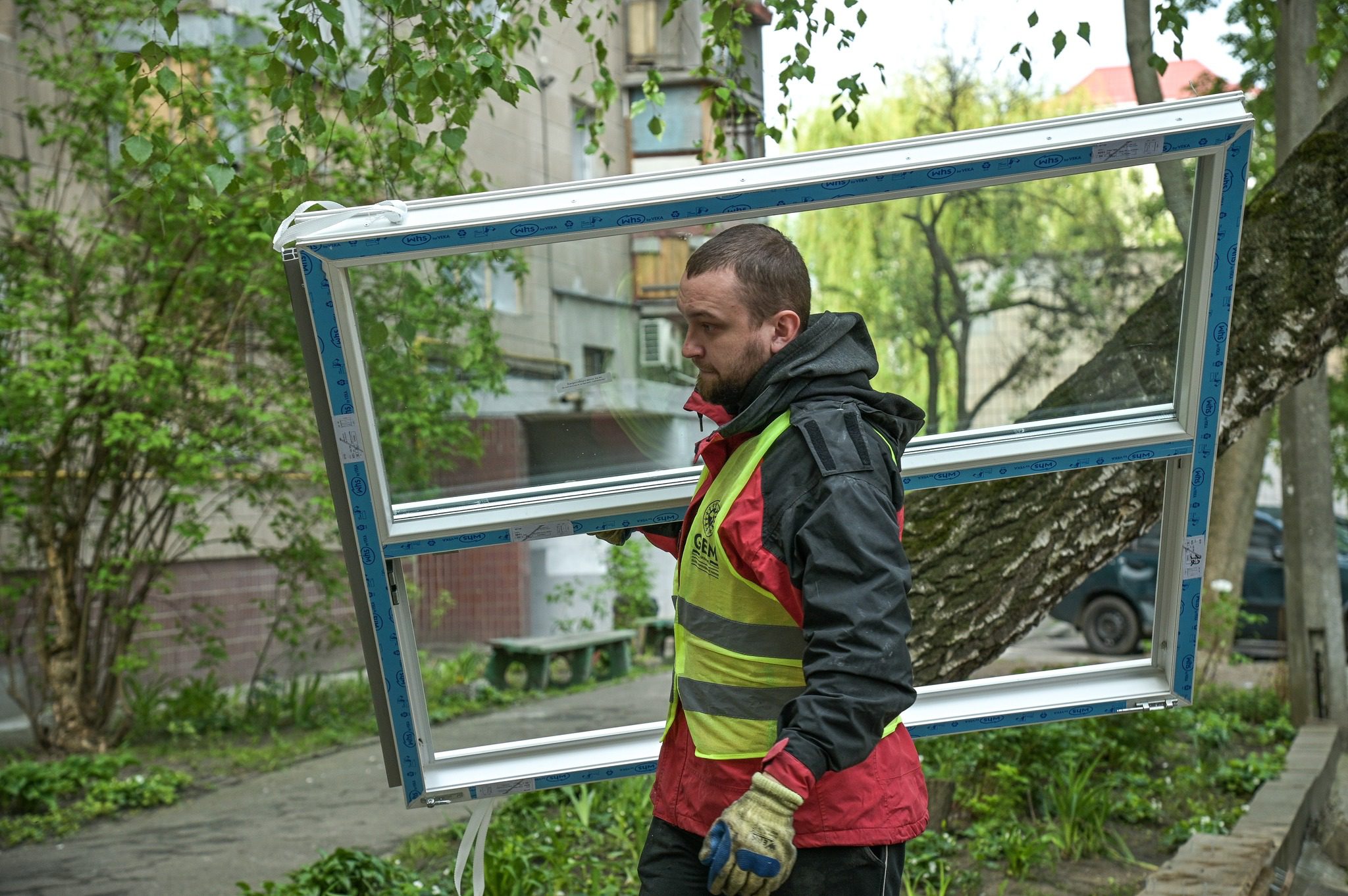 Американські благодійники передали вікна для постраждалих будинків у Святошинському районі