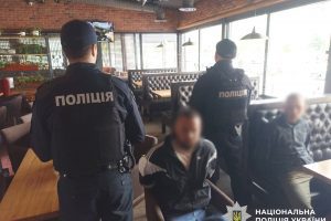 Стрілянина на Дарниці: поліція затримала киян, які відкрили вогонь просто по ходу авто, в ресторані Стрілянина на Дарниці: поліція затримала киян, які відкрили вогонь просто по ходу авто, в ресторані