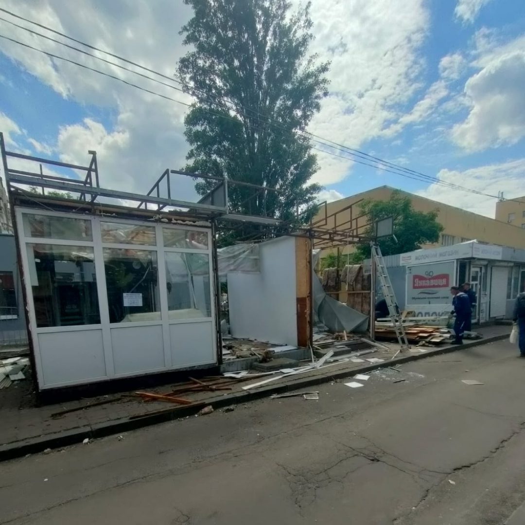 Комунальники КМДА знесли торгові точки на Оболоні: біля “Мінської” не буде пиріжків