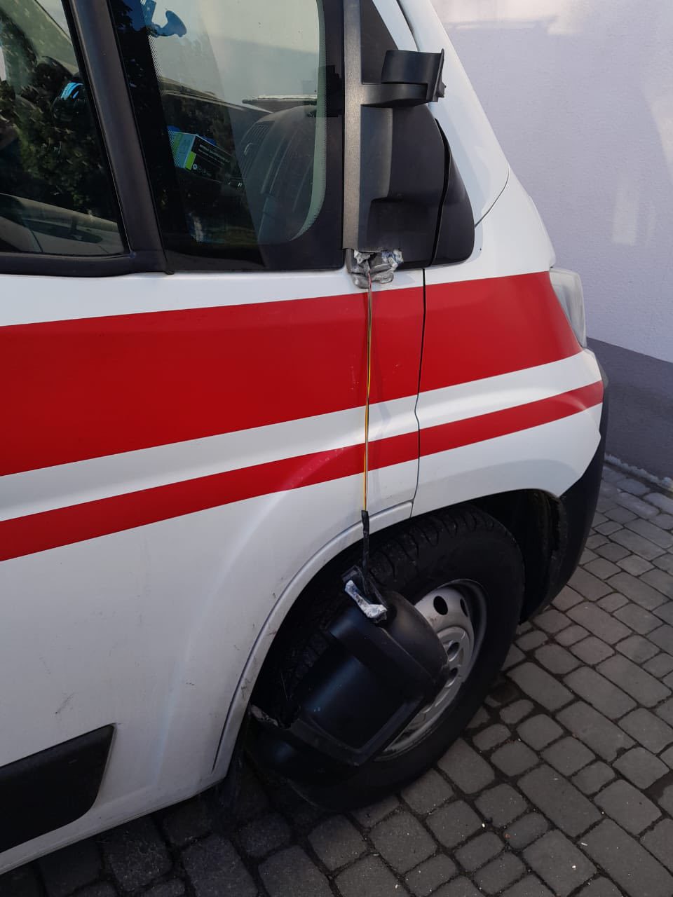 На Київщині вандали пошкодили два медичні автомобілі екстреної допомоги