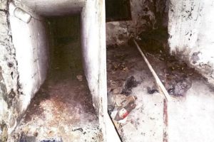 На Мостицькій у Києві одне з “укриттів” схоже на давні печери, а не захисну споруду (фото) На Мостицькій у Києві одне з “укриттів” схоже на давні печери, а не захисну споруду (фото)