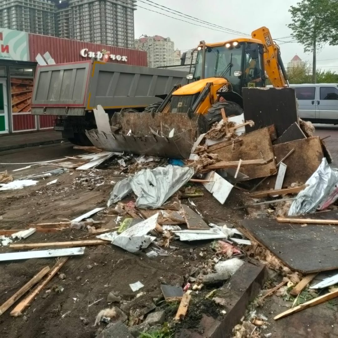 Комунальники КМДА знесли торгові точки на Оболоні: біля “Мінської” не буде пиріжків