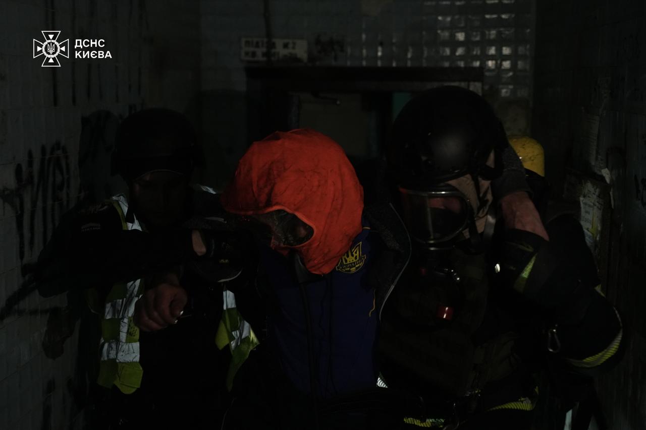 Ворог атакував Київ балістикою та БпЛА: уламки впали у 5 районах, виникли пожежі, є постраждалі