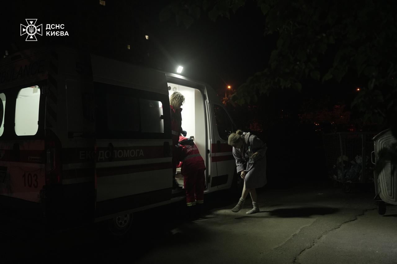 Ворог атакував Київ балістикою та БпЛА: уламки впали у 5 районах, виникли пожежі, є постраждалі