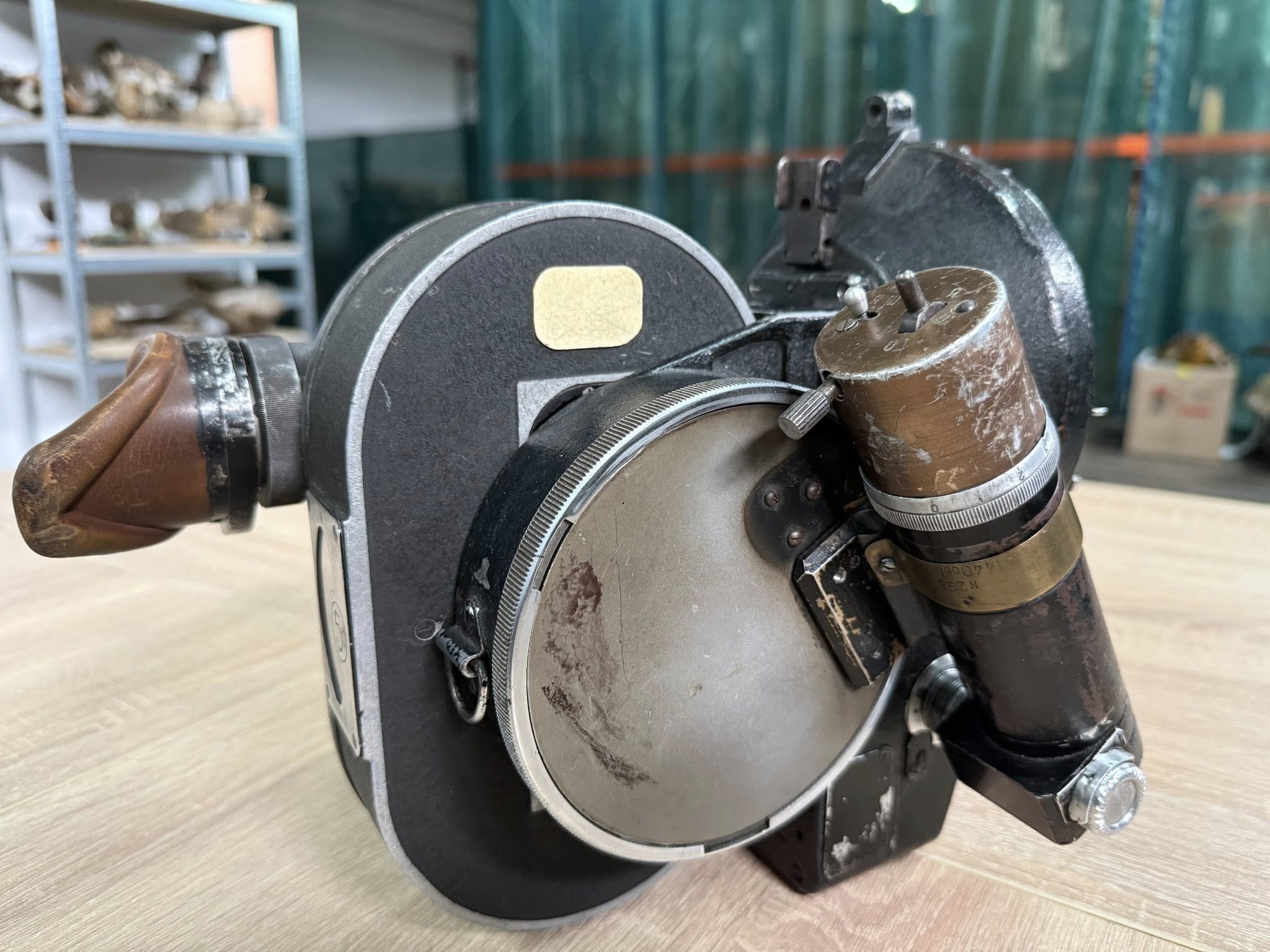 Київські митники зупинили вивезення до Чехії рарітетної кінокамери (фото)