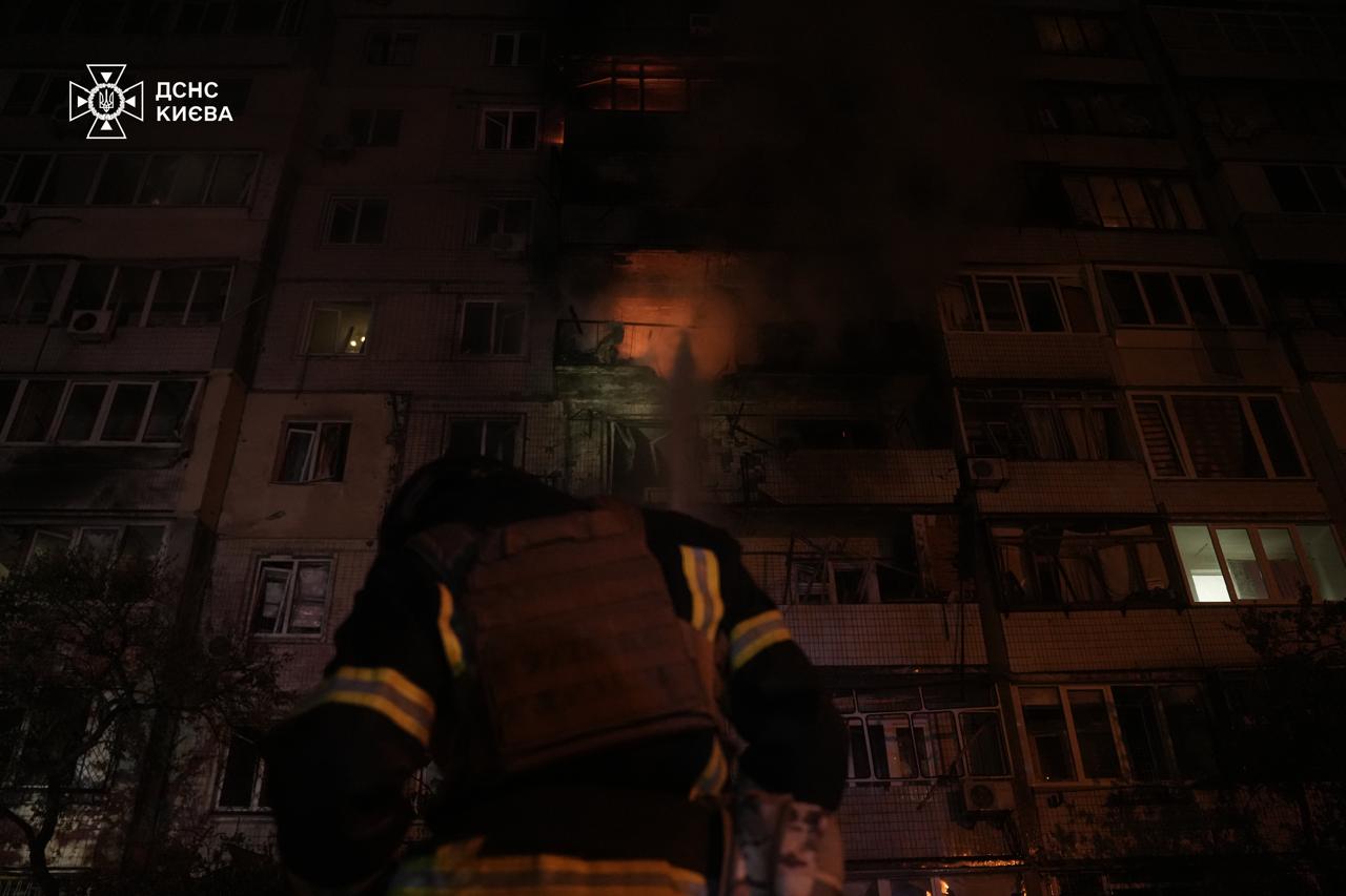Ворог атакував Київ балістикою та БпЛА: уламки впали у 5 районах, виникли пожежі, є постраждалі