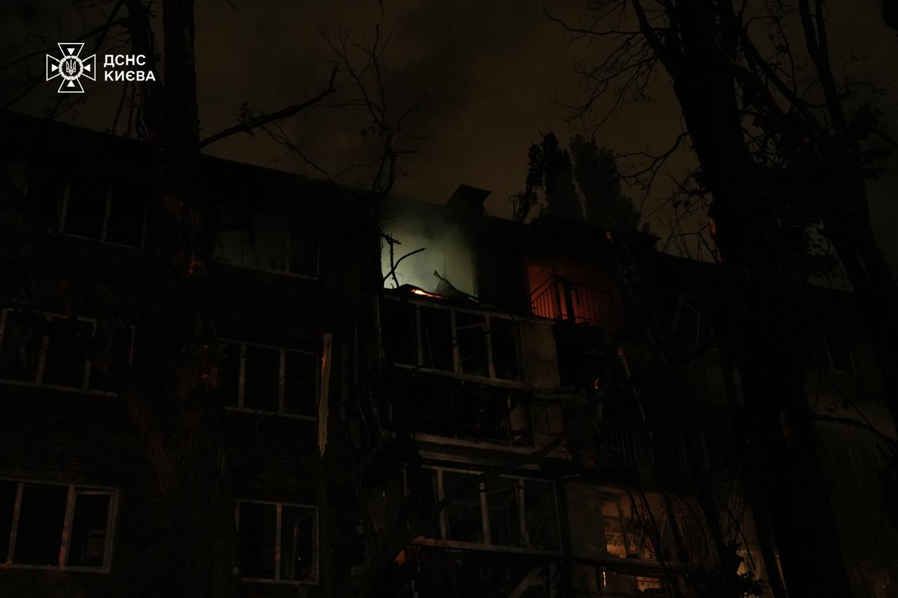 Ворог атакував Київ балістикою та БпЛА: уламки впали у 5 районах, виникли пожежі, є постраждалі