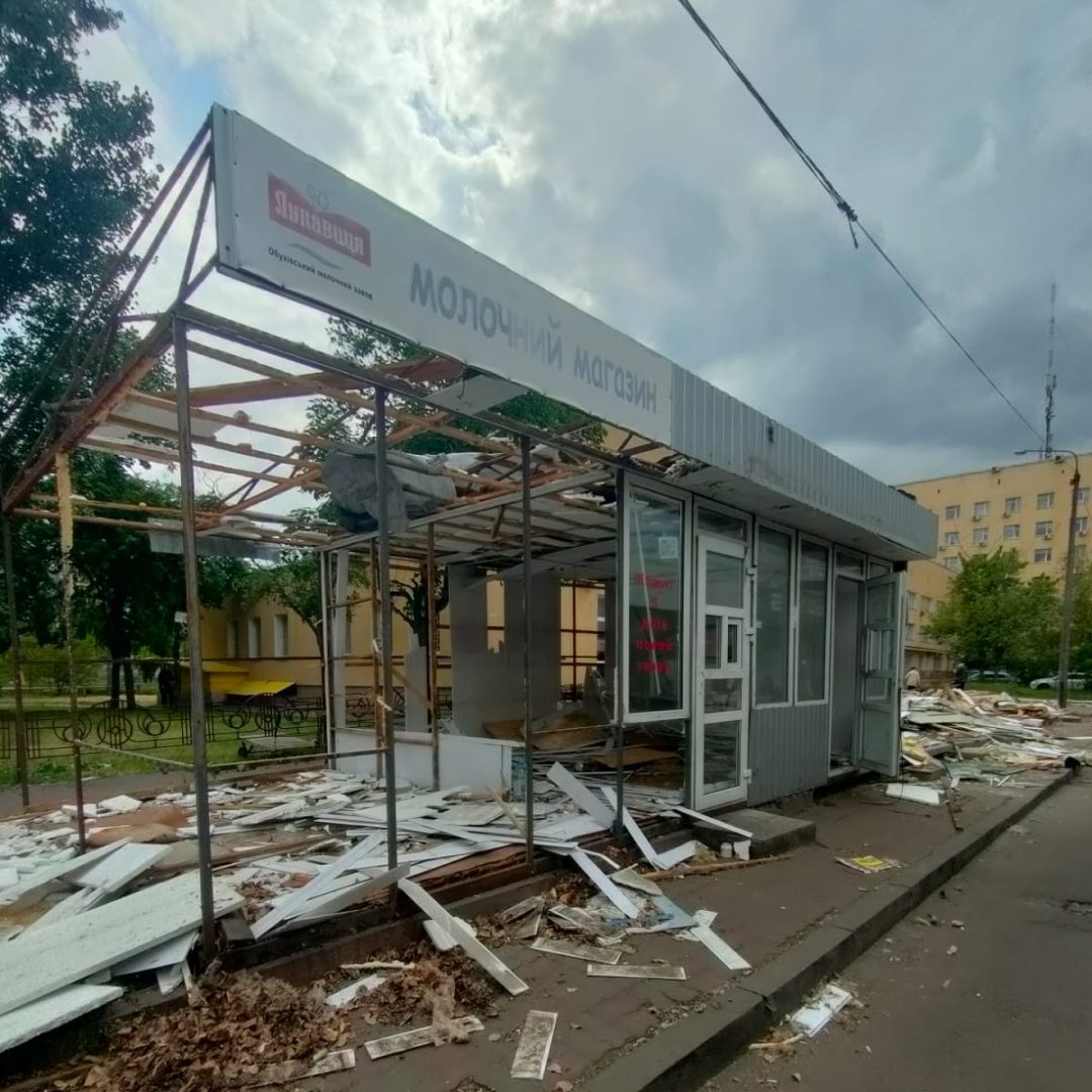 Комунальники КМДА знесли торгові точки на Оболоні: біля “Мінської” не буде пиріжків