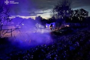 Комбінована атака на Київщину: госпіталізовано трьох поранених, уламки впали у 5 районах Комбінована атака на Київщину: госпіталізовано трьох поранених, уламки впали у 5 районах