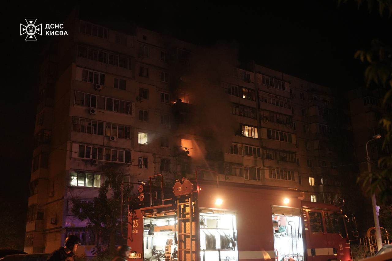 Ворог атакував Київ балістикою та БпЛА: уламки впали у 5 районах, виникли пожежі, є постраждалі Ворог атакував Київ балістикою та БпЛА: уламки впали у 5 районах, виникли пожежі, є постраждалі