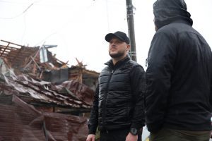 Очільник Київщини відвідав постраждалий від нічних обстрілів Макарів (відео) Очільник Київщини відвідав постраждалий від нічних обстрілів Макарів (відео)