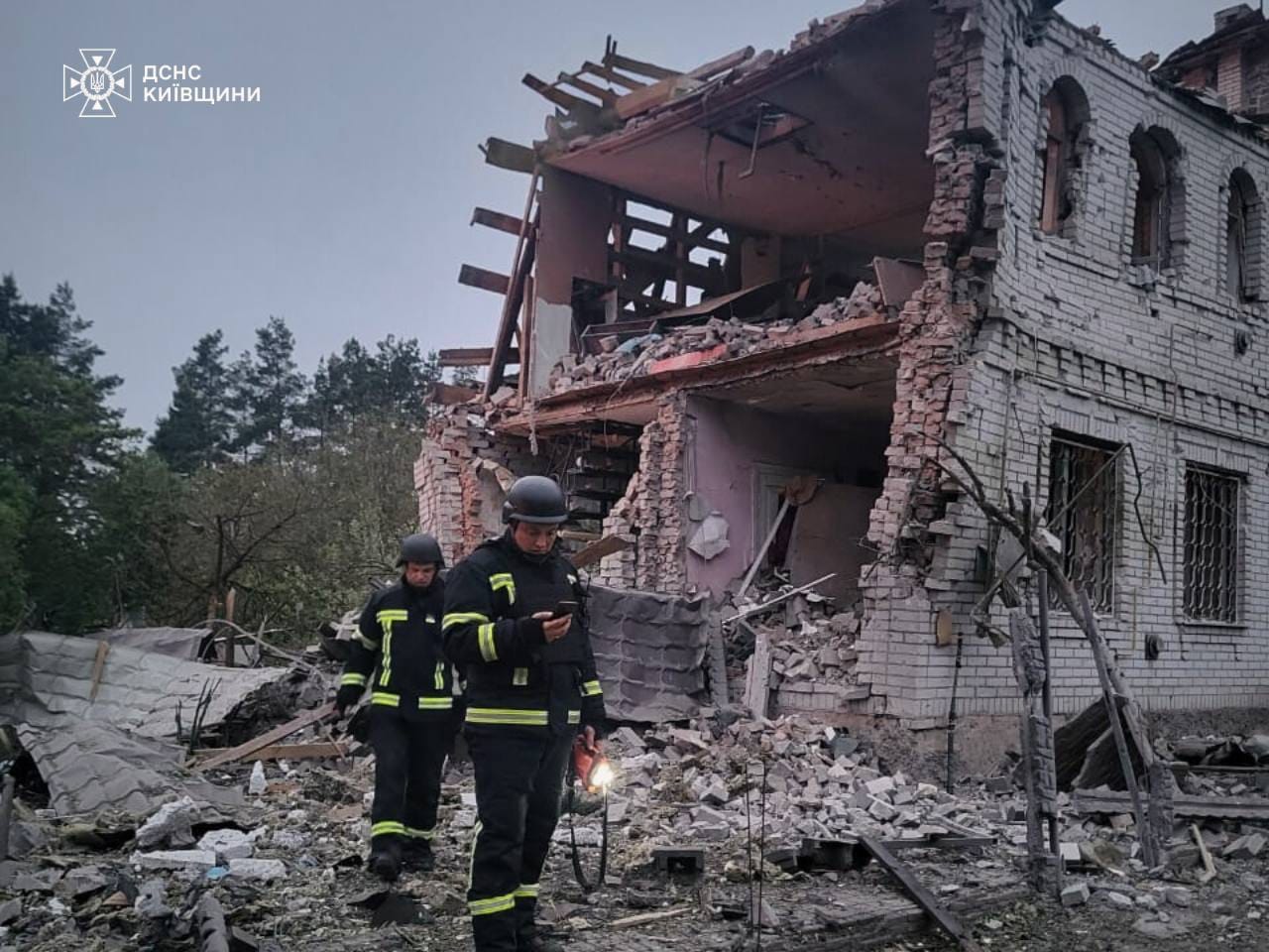 Удар ворожих БпЛА по Київщині: є вбиті, серед поранених діти
