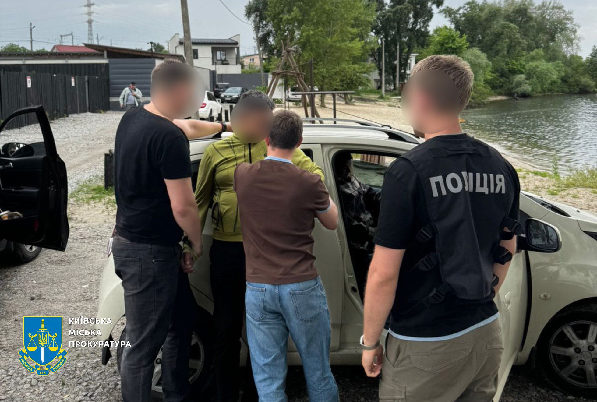 Посадовці КП у Дніпровському районі вимагали гроші за облаштування дороги та озеленення території