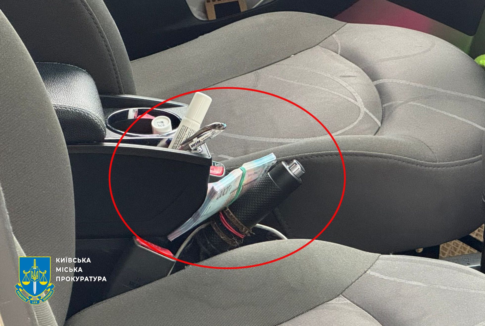 Посадовці КП у Дніпровському районі вимагали гроші за облаштування дороги та озеленення території