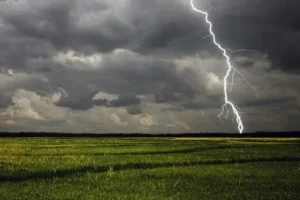 Мешканців Київщини попереджають про можливі сьогодні грози Мешканців Київщини попереджають про можливі сьогодні грози