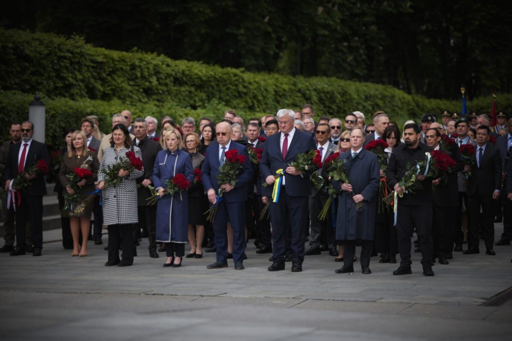 Президент України з десятками європейських дипломатів ушанували пам’ять загиблих у Другій світовій війні