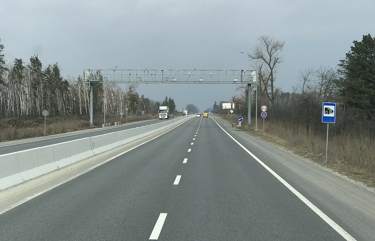 М-01: дорожники попередили автомобілістів про тимчасове закриття проїзду на трасі