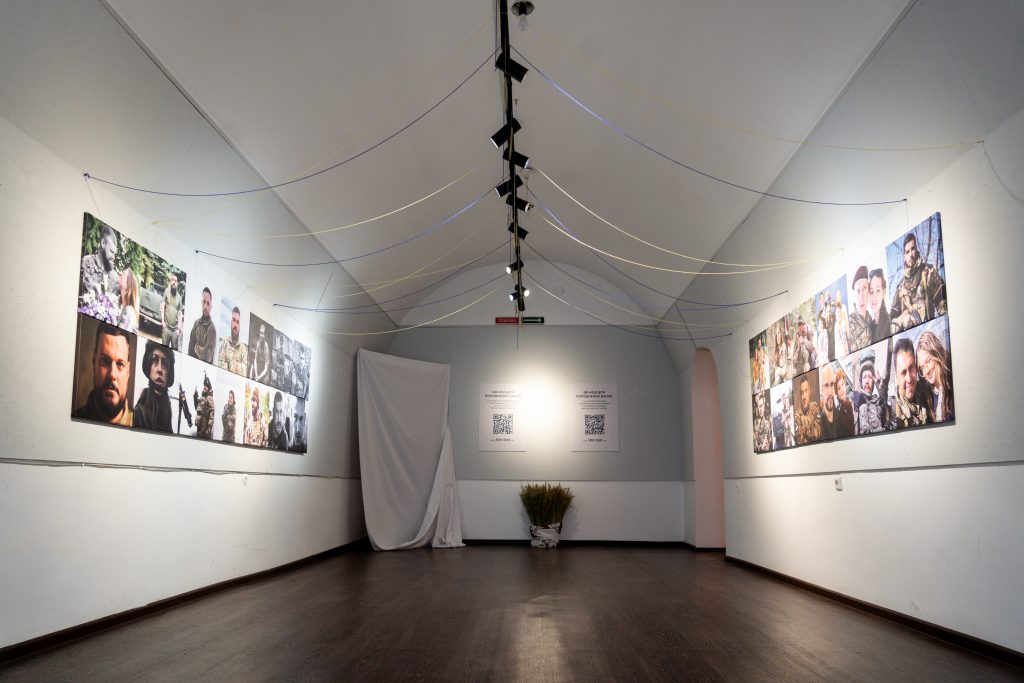 “Жити будемо ми”: у Києві відкрили виставку, присвячену національній єдності і силі пам’яті