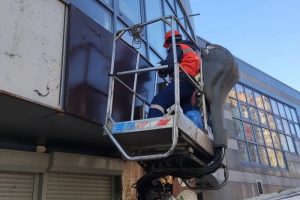 Демонтаж реклами в Києві: цього тижня комунальники зніматимуть вивіски на чотирьох локаціях Демонтаж реклами в Києві: цього тижня комунальники зніматимуть вивіски на чотирьох локаціях