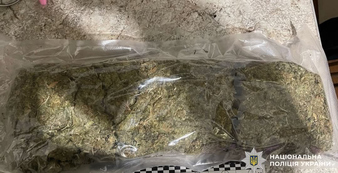 У Києві затримали двох наркоторговців із “товаром” на мільйон гривень (фото)