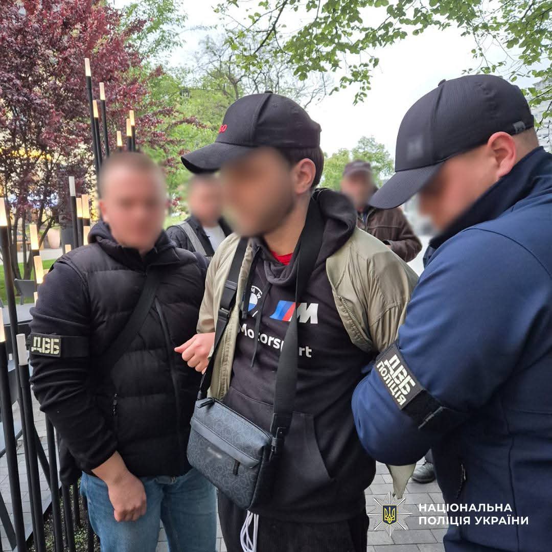 Барбершоп із квитком за кордон: у Києві перукар організовував втечу від мобілізації за 14 тисяч доларів (фото)