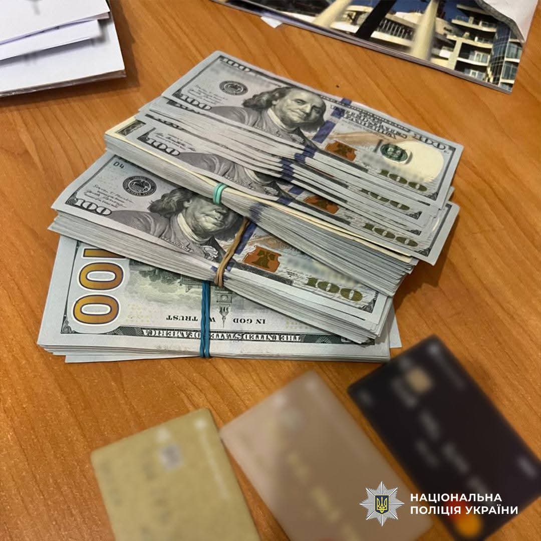 Барбершоп із квитком за кордон: у Києві перукар організовував втечу від мобілізації за 14 тисяч доларів (фото)