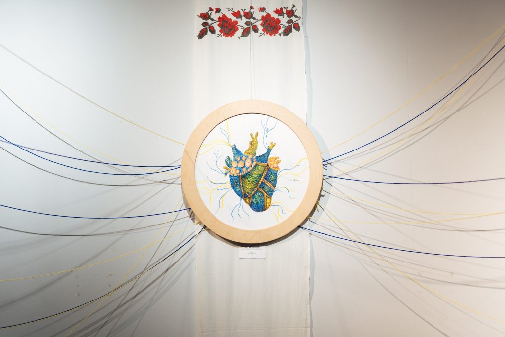 “Жити будемо ми”: у Києві відкрили виставку, присвячену національній єдності і силі пам’яті