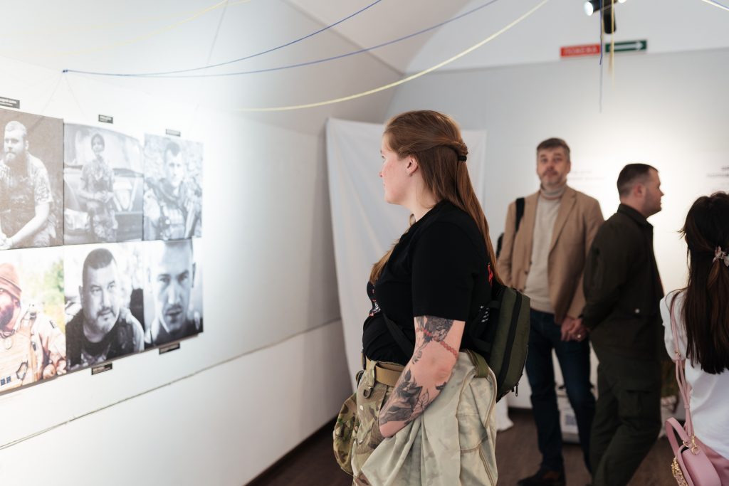 “Жити будемо ми”: у Києві відкрили виставку, присвячену національній єдності і силі пам’яті