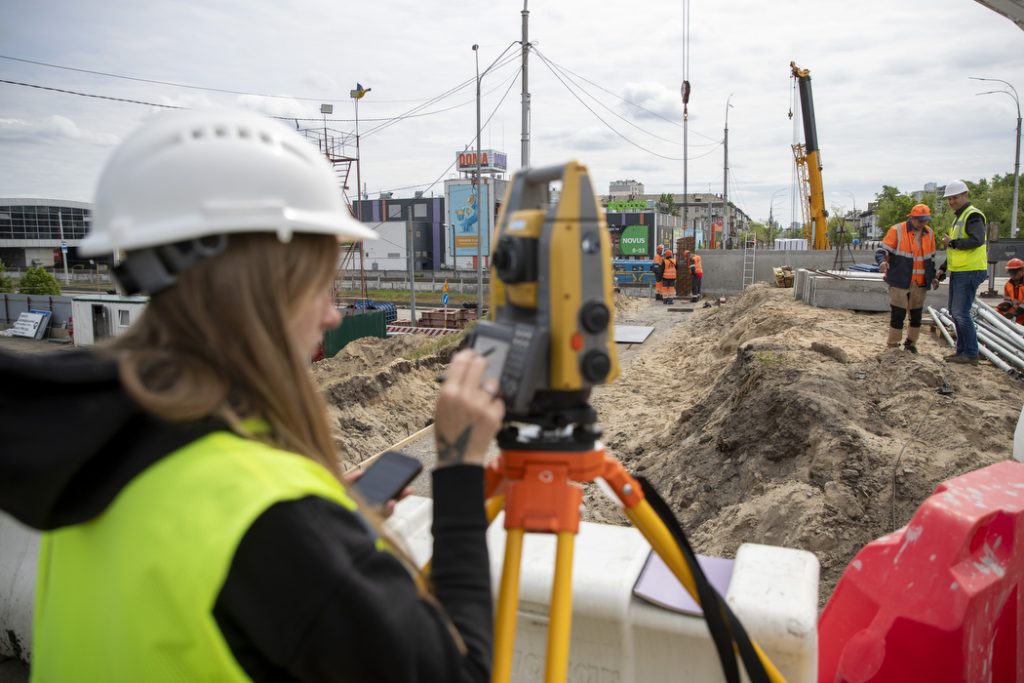 У Києві триває капремонт шляхопроводу біля метро «Дарниця», який не ремонтували понад 60 років