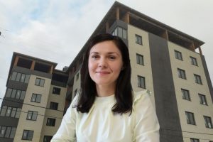 Житло на приаеродромній території: чому у Державіаслужби не виходить домогтися демонтажу “клубного будинку” на Караваєвих Дачах