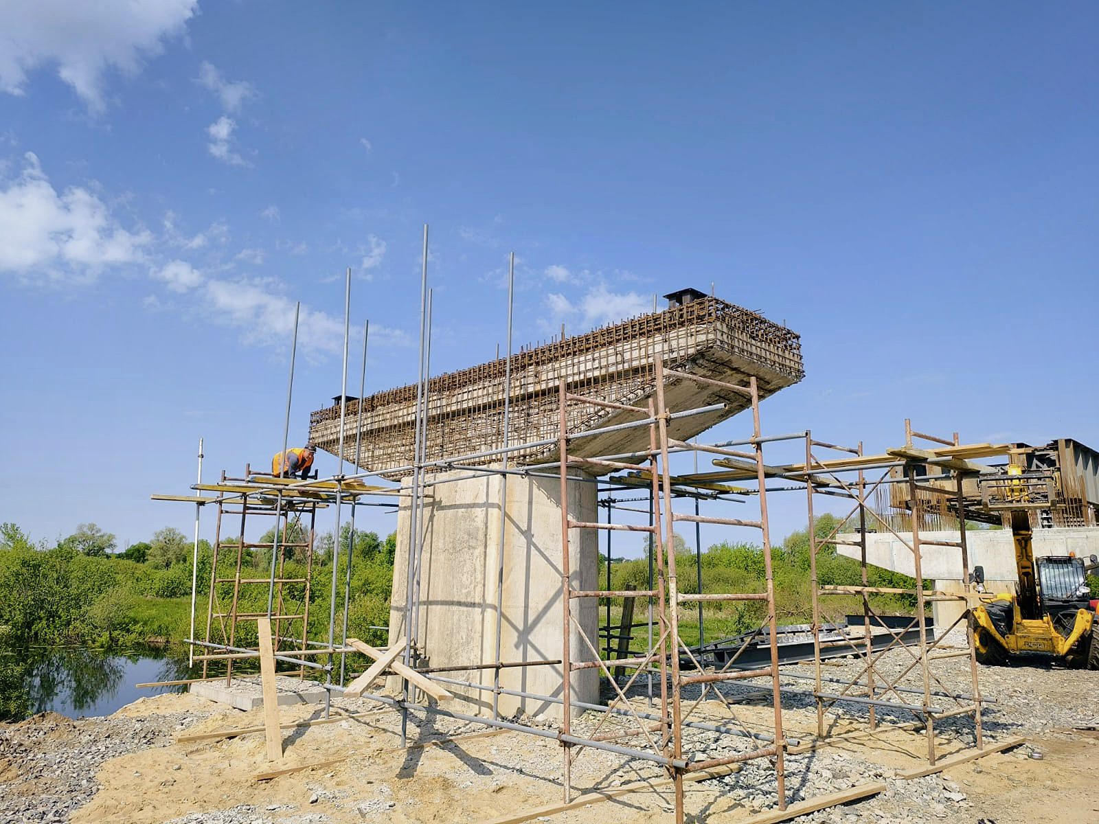 На Київщині капітально ремонтують міст через річку Тетерів (фото)