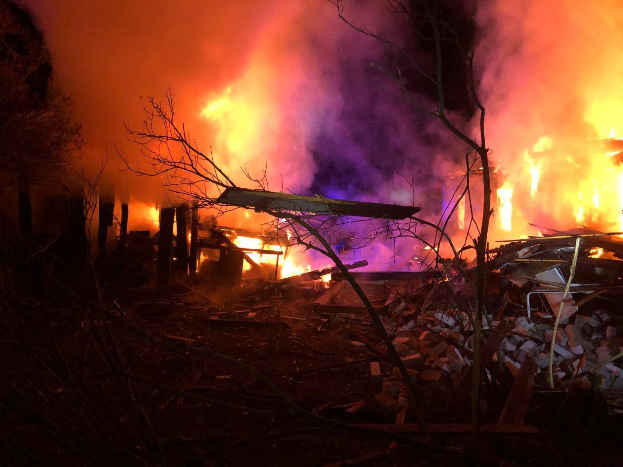 Нічна атака на Київщину: уламки ворожих БпЛА впали у 3 районах, пошкоджено будинки та авто