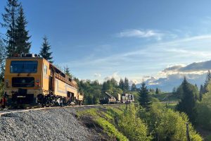 Провал земної породи і просадка колії на дільниці Ясіня-Вороненко спричинили зміни в маршрутах низки поїздів