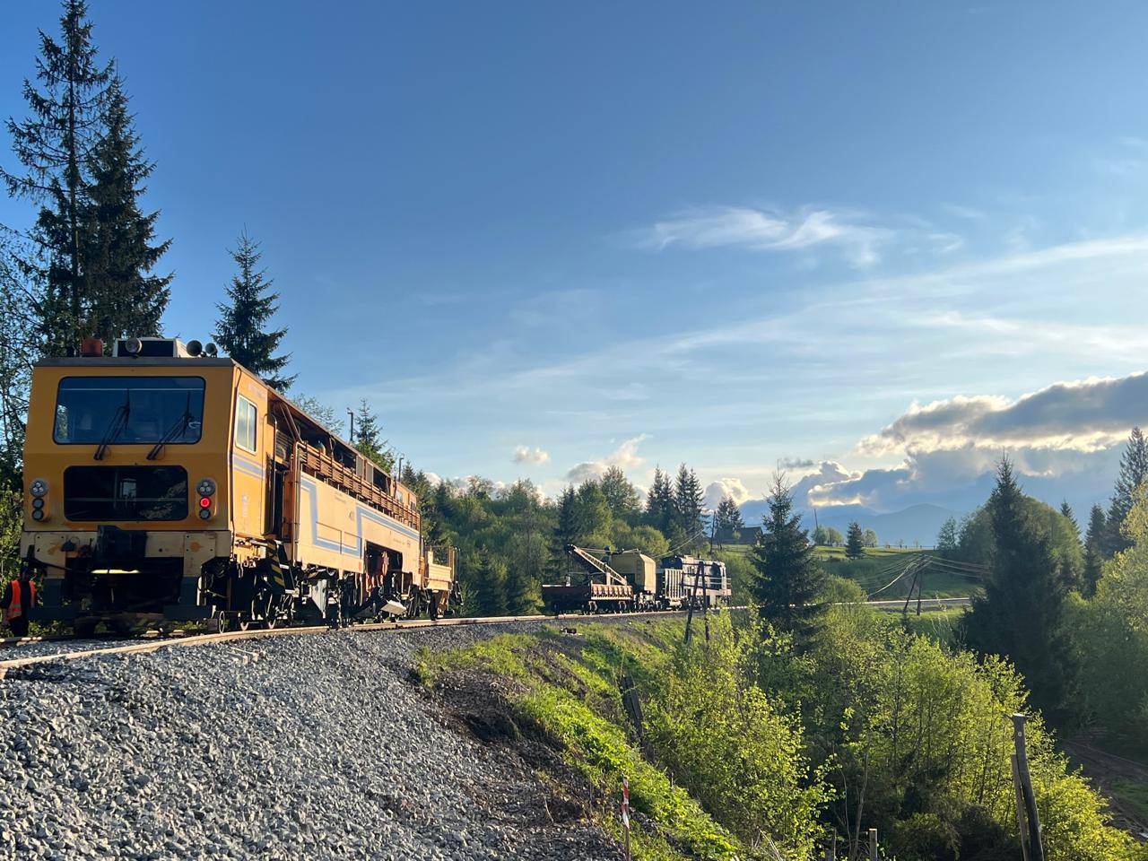 Провал земної породи і просадка колії на дільниці Ясіня-Вороненко спричинили зміни в маршрутах низки поїздів