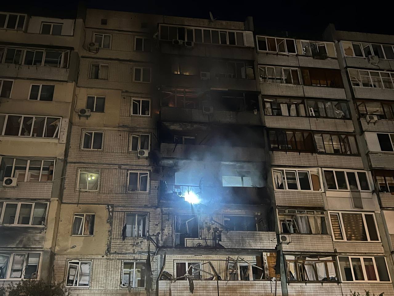 Ворог атакував Київ балістикою та БпЛА: уламки впали у 5 районах, виникли пожежі, є постраждалі