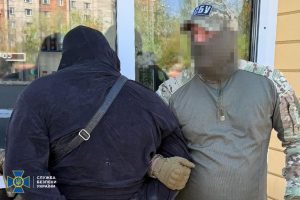 У Дніпрі затримали трьох очільників лікарень, які продавали ухилянтам фейкові меддокументи У Дніпрі затримали трьох очільників лікарень, які продавали ухилянтам фейкові меддокументи