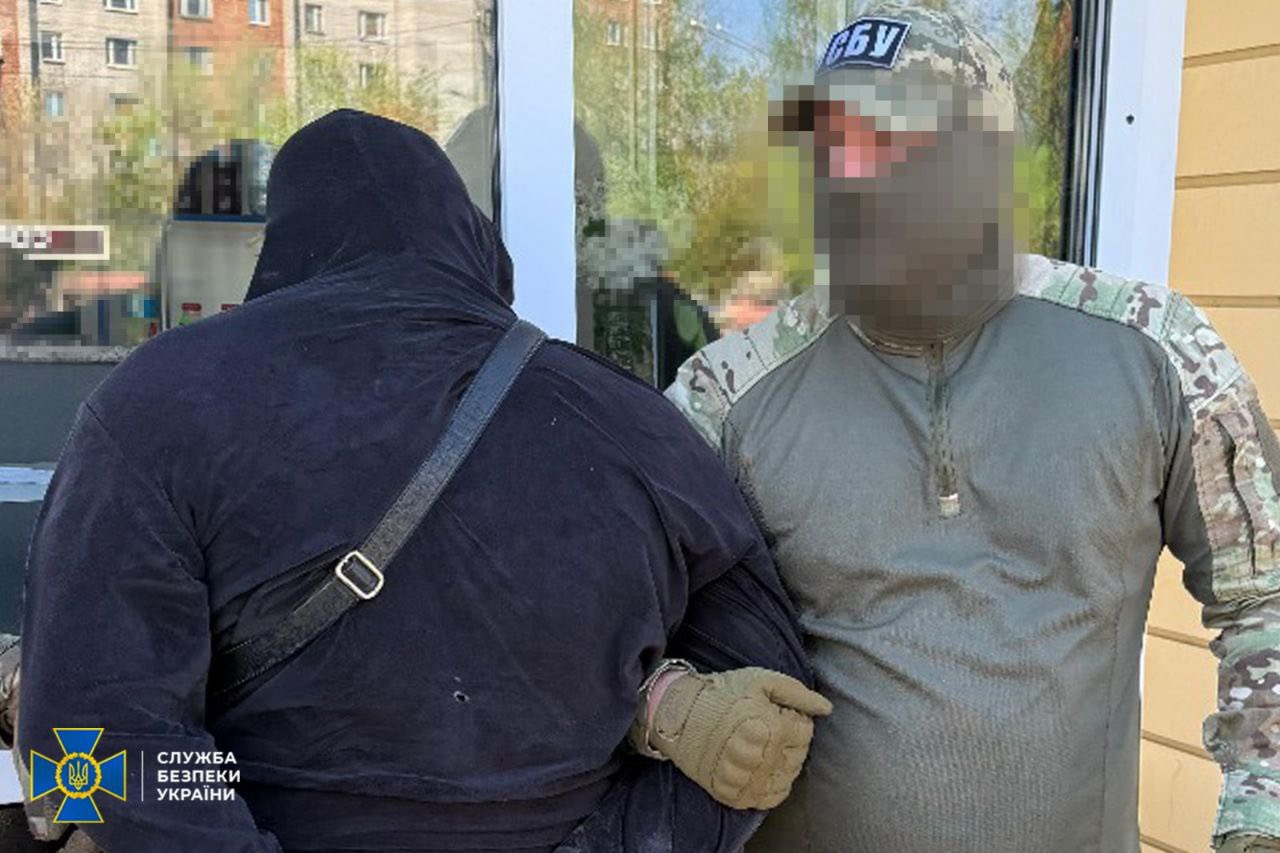 У Дніпрі затримали трьох очільників лікарень, які продавали ухилянтам фейкові меддокументи