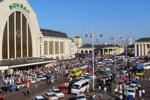 На Центральному залізничному вокзалі готуються до оновлення паркувального простору На Центральному залізничному вокзалі готуються до оновлення паркувального простору