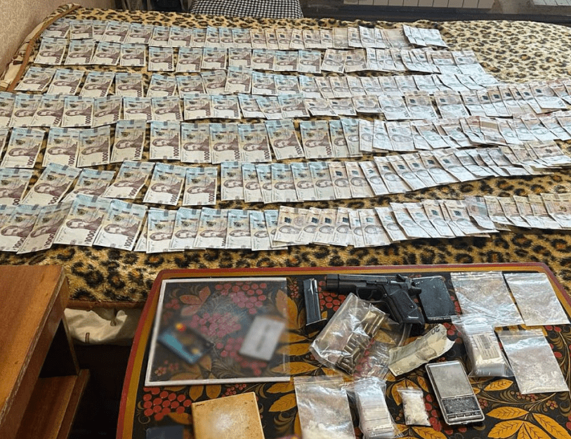 Київські оперативники затримали злочинну групу, що займалася виготовленням психотропів (фото)