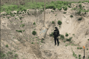 У полі на Київщині вилучили бойову частину крилатої ракети (фото, відео) У полі на Київщині вилучили бойову частину крилатої ракети (фото, відео)