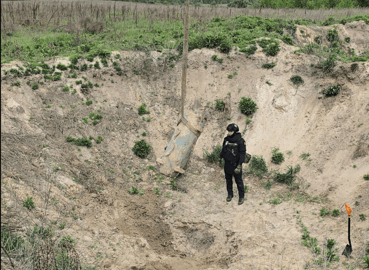 У полі на Київщині вилучили бойову частину крилатої ракети (фото, відео)
