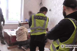 Троє киян налагодили у столиці збут електронних цигарок з вмістом канабіноїдів (фото,відео) Троє киян налагодили у столиці збут електронних цигарок з вмістом канабіноїдів (фото,відео)
