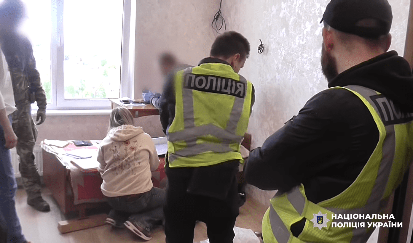 Троє киян налагодили у столиці збут електронних цигарок з вмістом канабіноїдів (фото,відео)