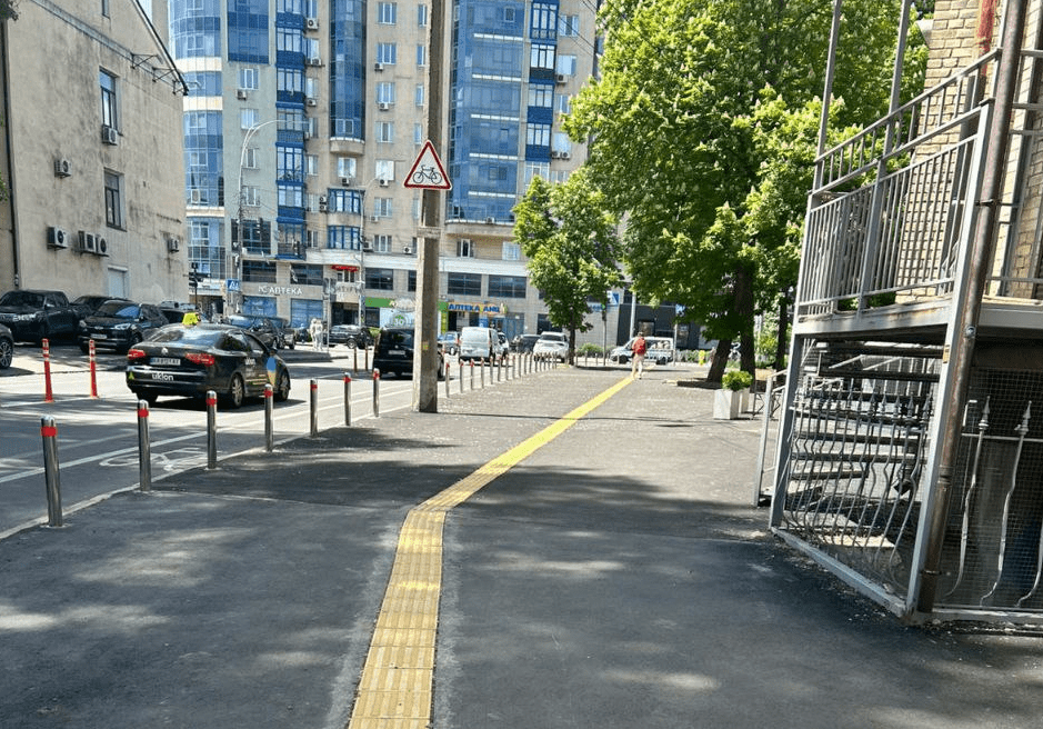 У Печерському районі облаштували новий безбар’єрний маршрут до ЦНАПу