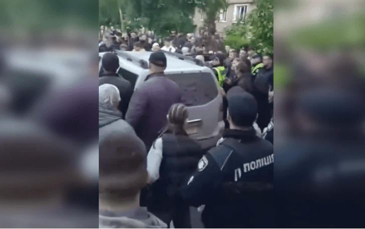 У Кам'янці-Подільському натовп людей напав на авто ТЦК